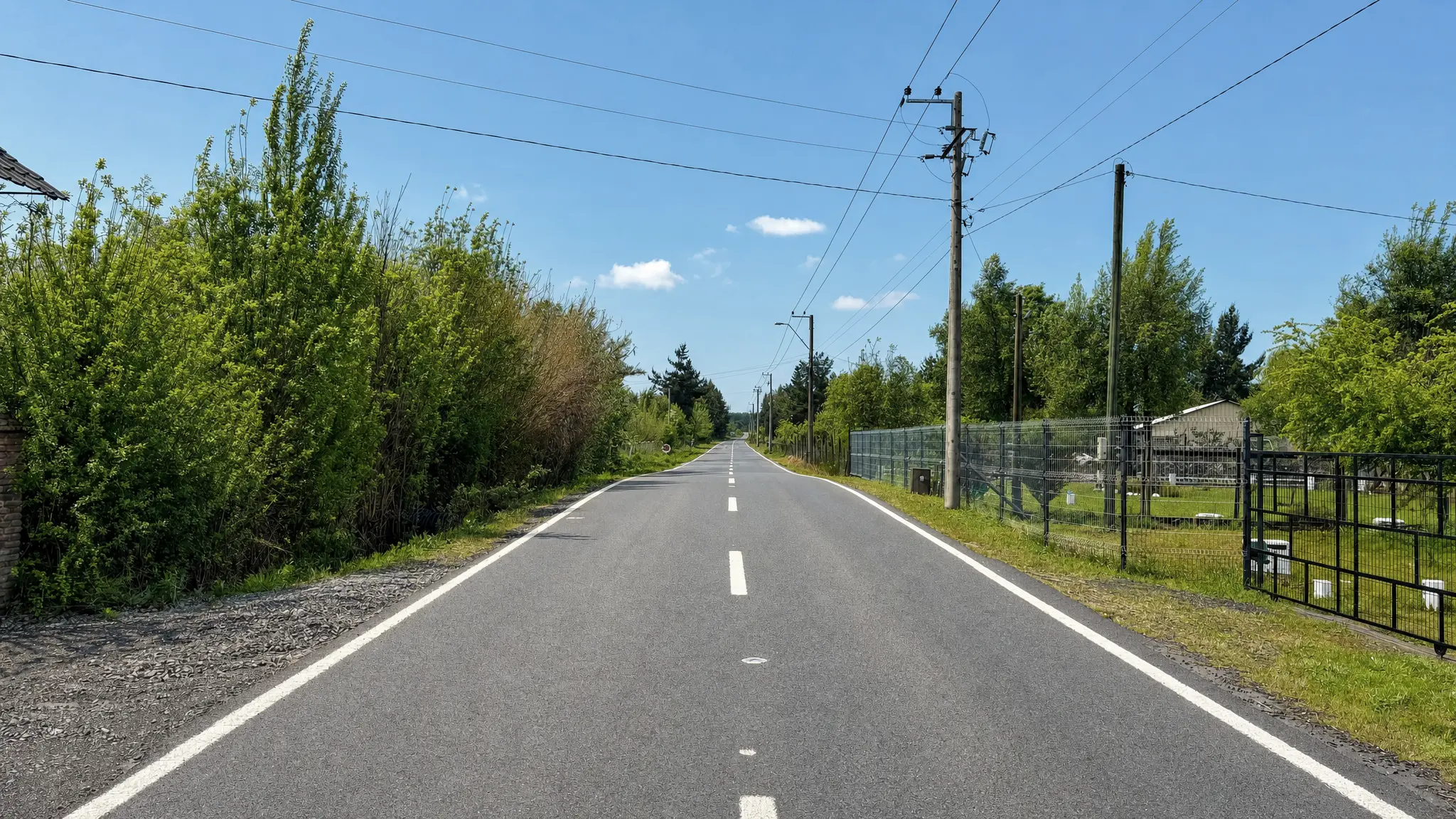 Camino pavimentado de acceso a Hacienda Los Álamos
