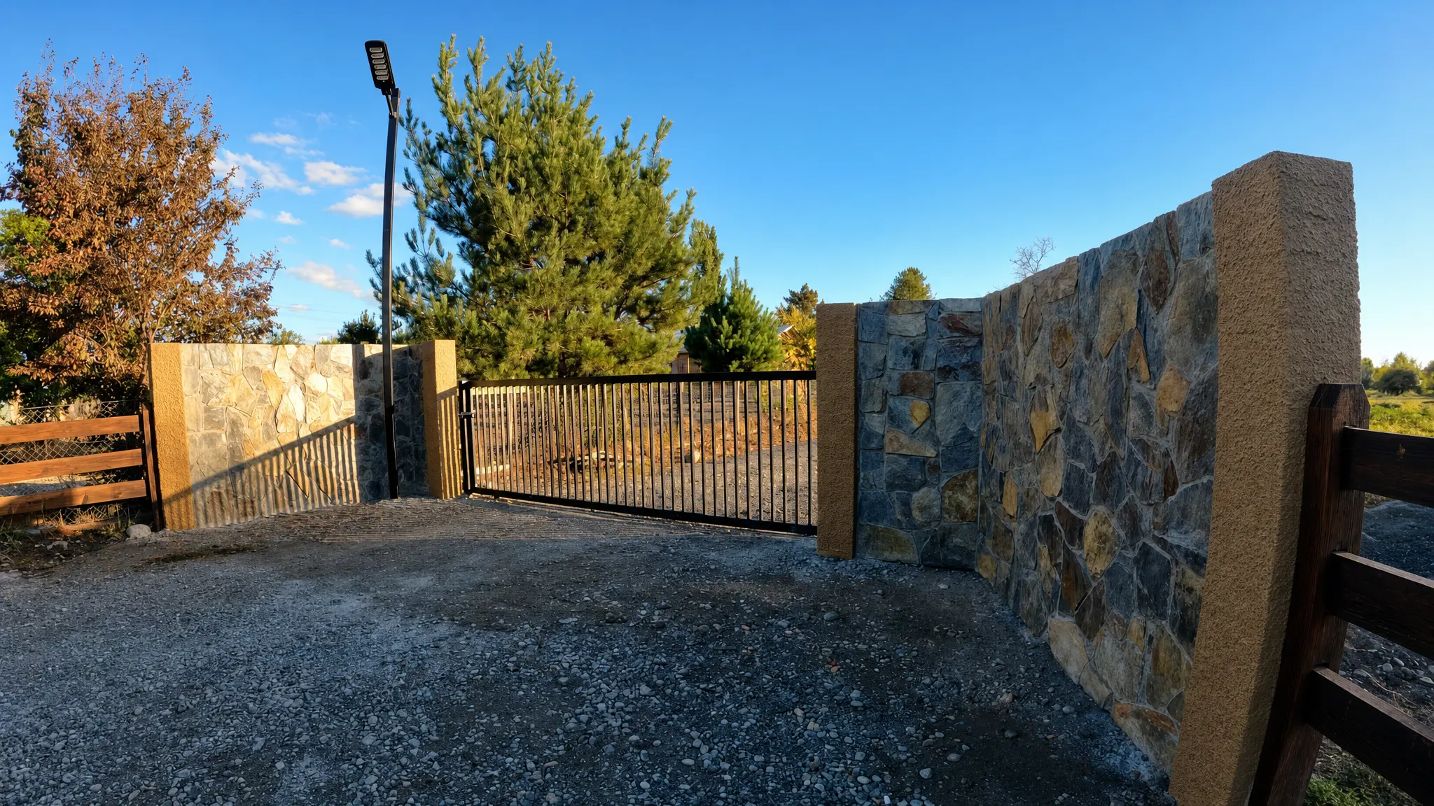 Pórtico de acceso y portón de Hacienda Los Álamos